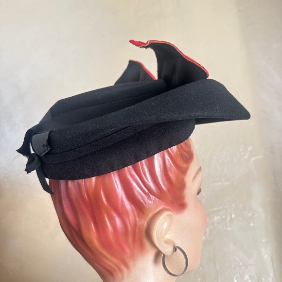 MODISH 1940S\' BLACK FELT HAT WITH LARGE RED SUEDE BOW + BLACK BEADS main image 6
